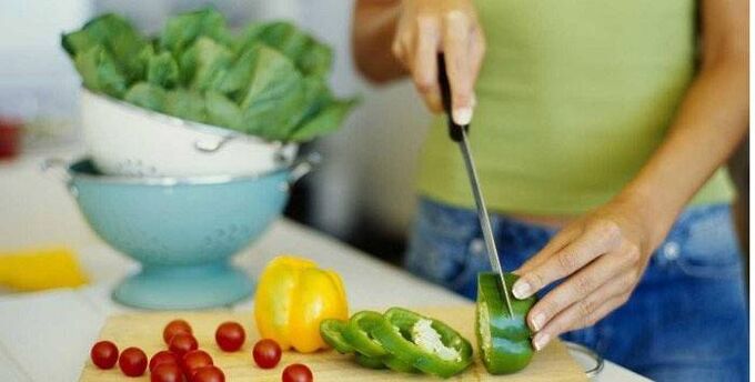 Cocinar una ensalada de verduras para la cena de acuerdo con los principios de una nutrición adecuada para una figura delgada. 